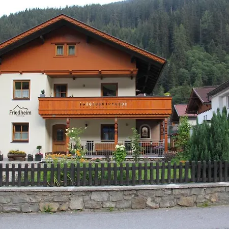 Daire Friedheim, Haus Tux